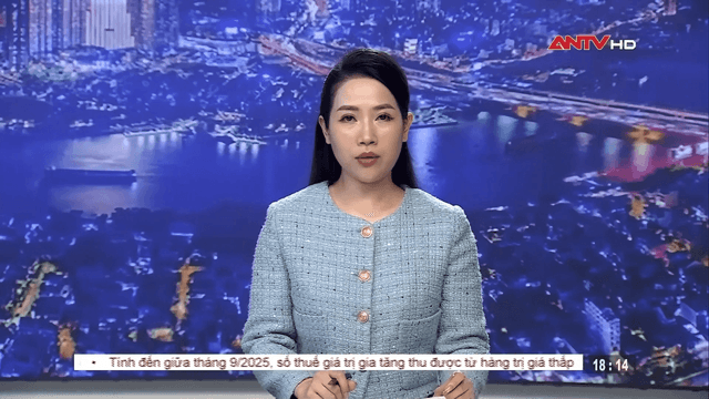 Tặng quà cho bà con vùng lũ