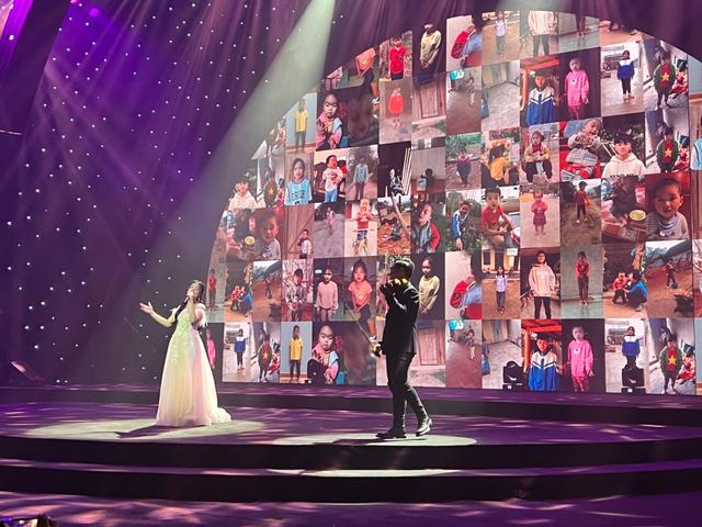 Các Nghệ Sĩ Tỏa Sáng Trên Sân Khấu Chương Trình "Thiện"